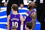 人人准！湖人首节全队17中11&命中率64.7% 三分6中5&命中率83.3%